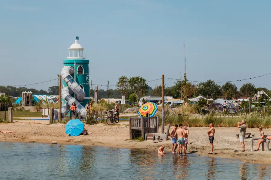 Speelvijver met strandje en glijbaan op Strandpark de Zeeuwse Kust in Renesse