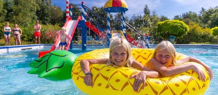 It Wiid - zwembad met meisjes in band