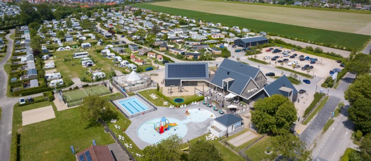 Luchtfoto centrumgebouw zwembad close up.jpg