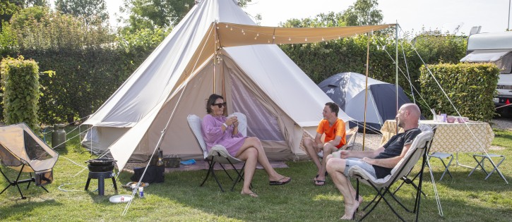 Familie kamperen tent 2.jpg