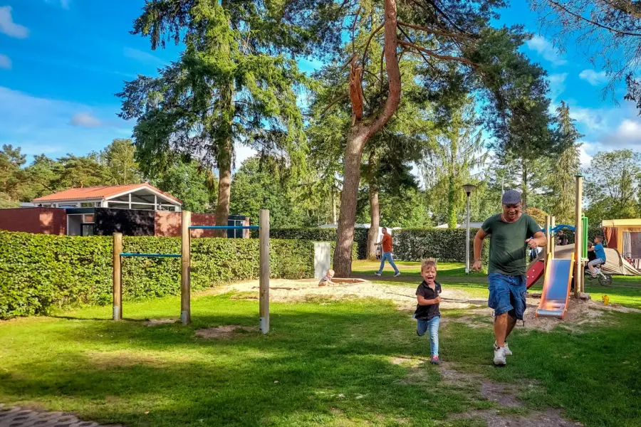 Speeltuin met glijbaantje en klimtoestel voor kinderen op Camping de Zandhegge in Gelderland