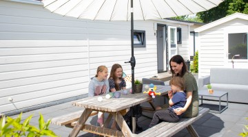 Gezin terras Dalkruid lachend.jpg