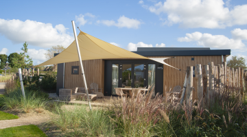 Duin Lodge de luxe buitenkant schuin oktober 2021.png