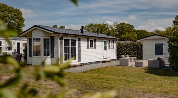 Chalet 4 pers -zij en vooraanzicht.jpg