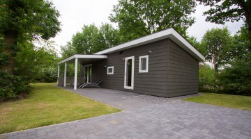 Buitenzijde chalet met overdekt terras